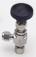SLKSS-SS4-A-VH Натекатель ручной угловой, трубные обжимные фитинги Swagelok 1/4'', Cv 0.004, верньерная ручка, нержавеющая сталь 09300048